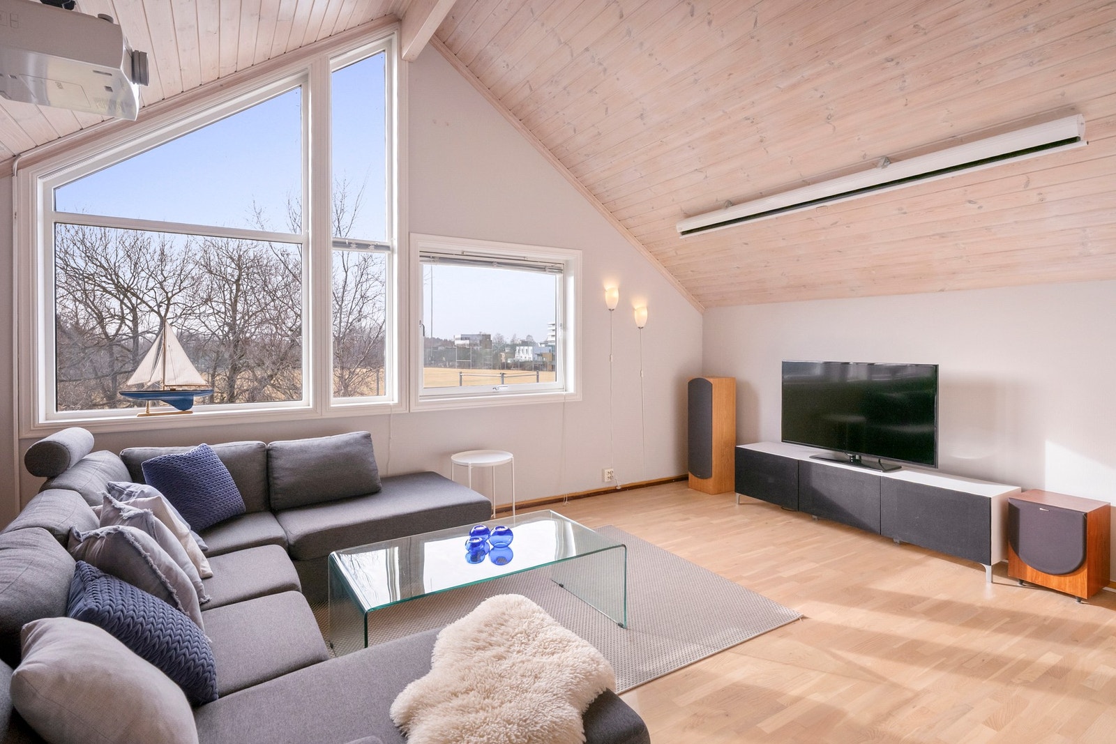 Loftstuen er et av boligens mest særpregede og imponerende rom. Galleribilde