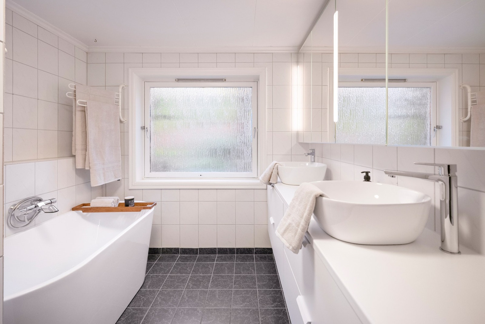 Boligen har et stort og funksjonelt bad i første etasje. Galleribilde