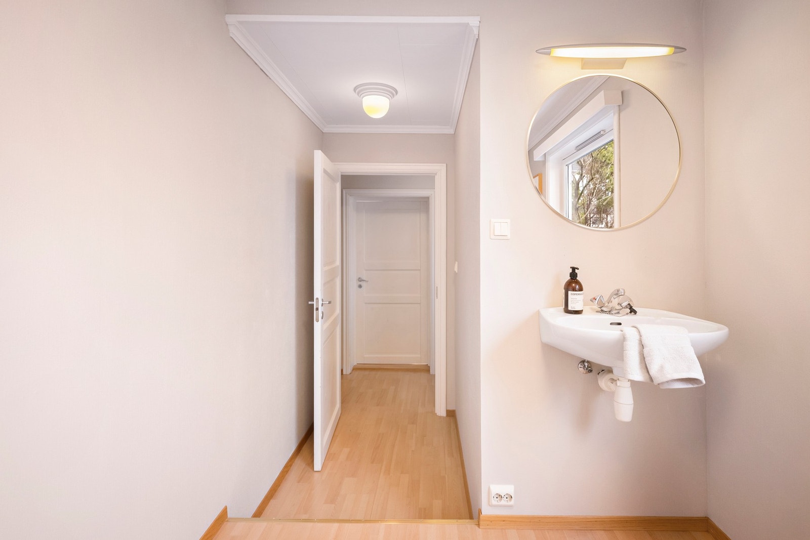 To av soverommene er utstyrt med egen servant, noe som gir en ekstra komfort i hverdagen og gjør rommene godt egnet som ungdomsrom eller gjesterom. Galleribilde