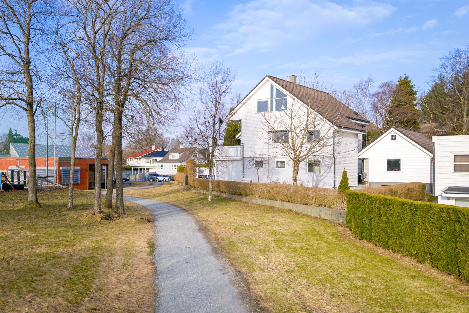 Området har svært gode kollektivforbindelser. Nærmeste bussholdeplass ligger kun ca. 200 meter unna, ved Lassa skole, med hyppige avganger. Galleribilde