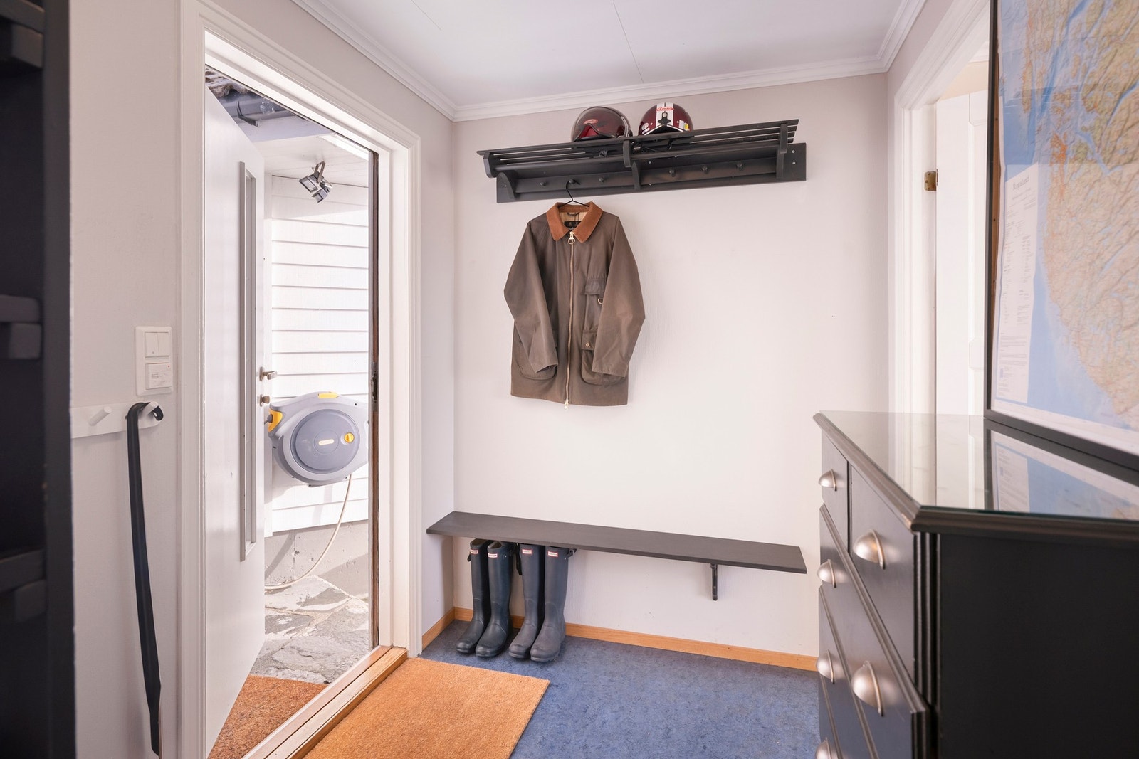 Boligen har i tillegg en egen, separat entré i tilknytning til vaskerommet. Dette gir en praktisk biinngang som egner seg godt i hverdagen, for eksempel etter turer ute, aktiviteter eller ved behov for en mer funksjonell inngang til boligen. Galleribilde