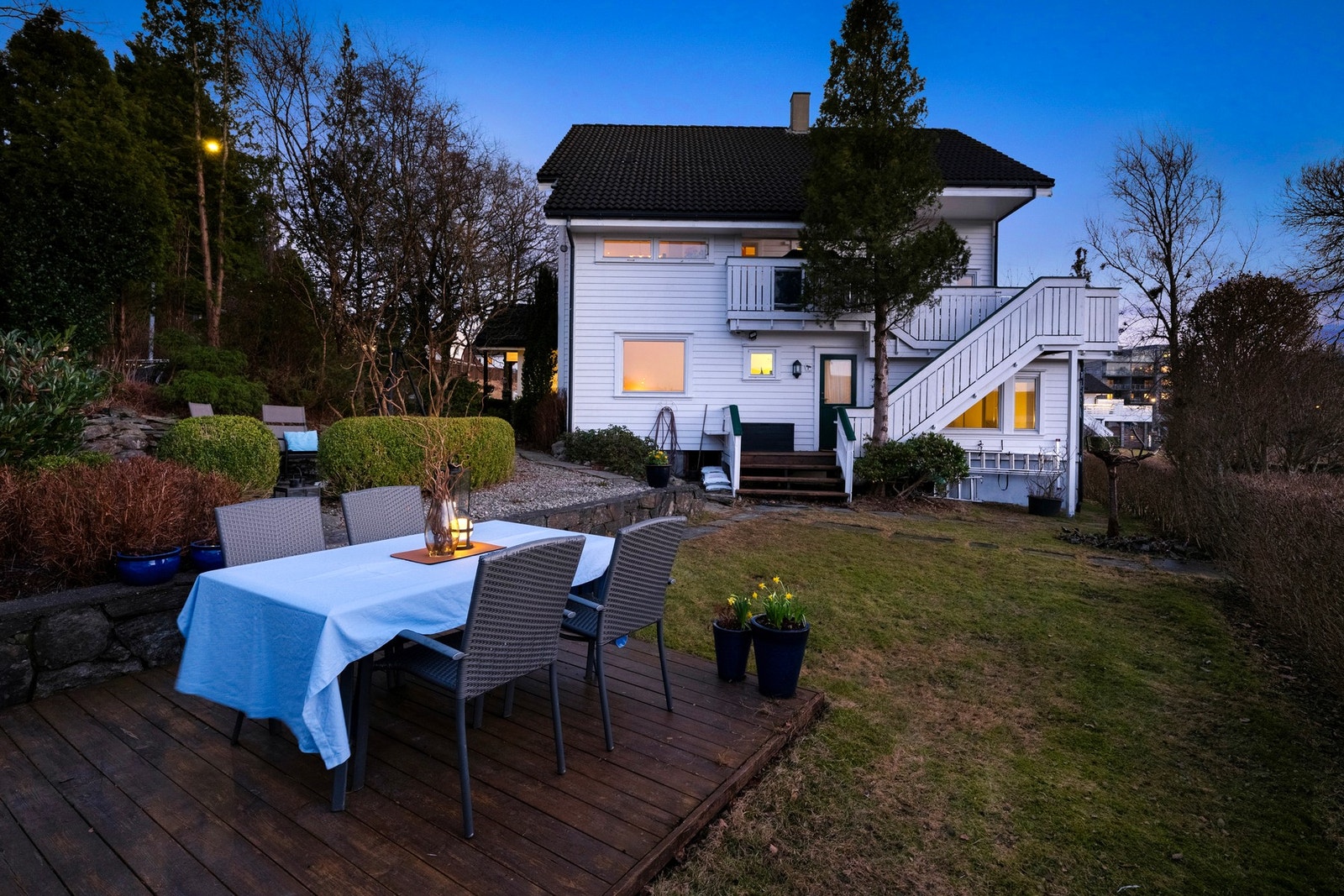 Eiendommen har en pent opparbeidet og innholdsrik tomt med gode oppholdsarealer rundt boligen. Galleribilde