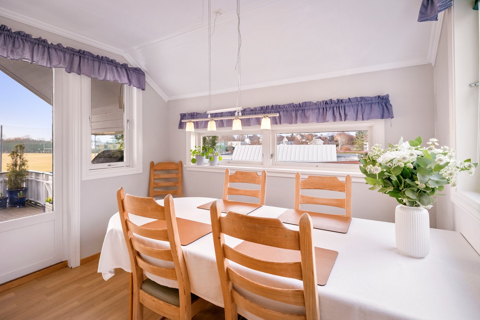Langs vindusrekken slipper rikelig med dagslys inn og bidrar til en lys og trivelig atmosfære rundt spisebordet. Og fra spiseplassen er det videre utgang til balkongen. Galleribilde