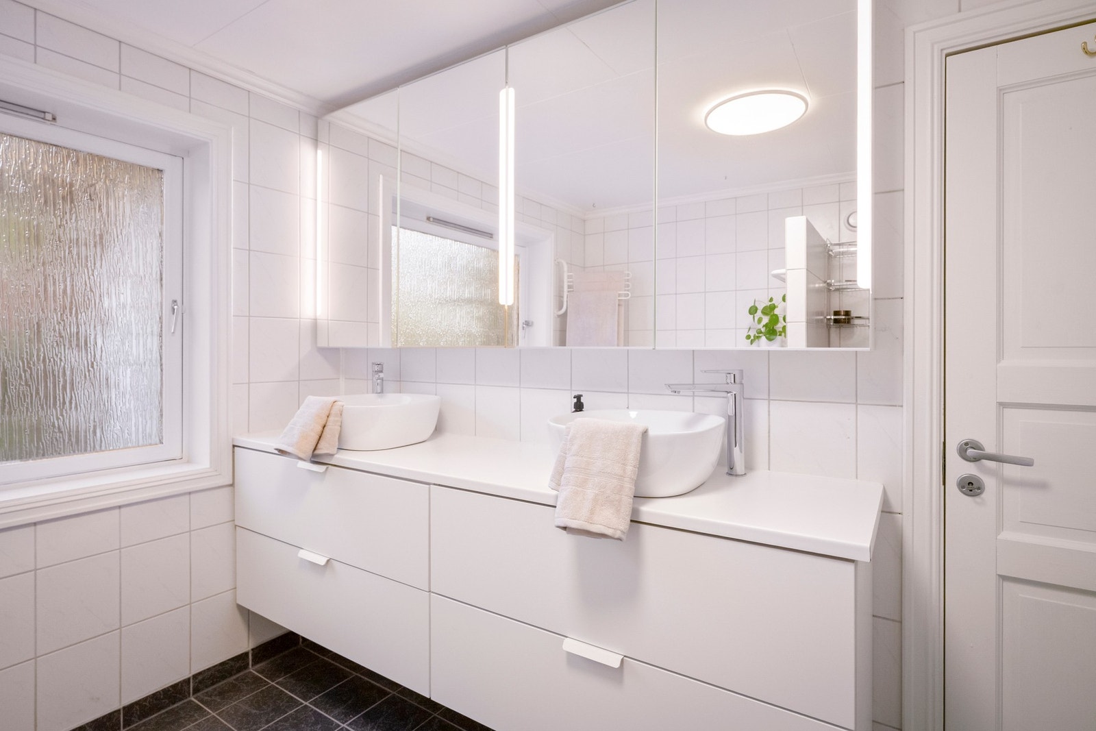 Her er det også dobbel vask, gode oppbevaringsmuligheter for både håndklær og toalettsaker. Galleribilde