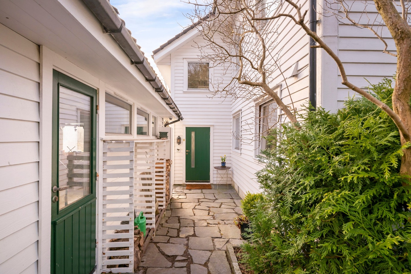 Biingangen egner seg godt i hverdagen, for eksempel etter turer ute, aktiviteter eller ved behov for en mer funksjonell inngang til boligen. Galleribilde