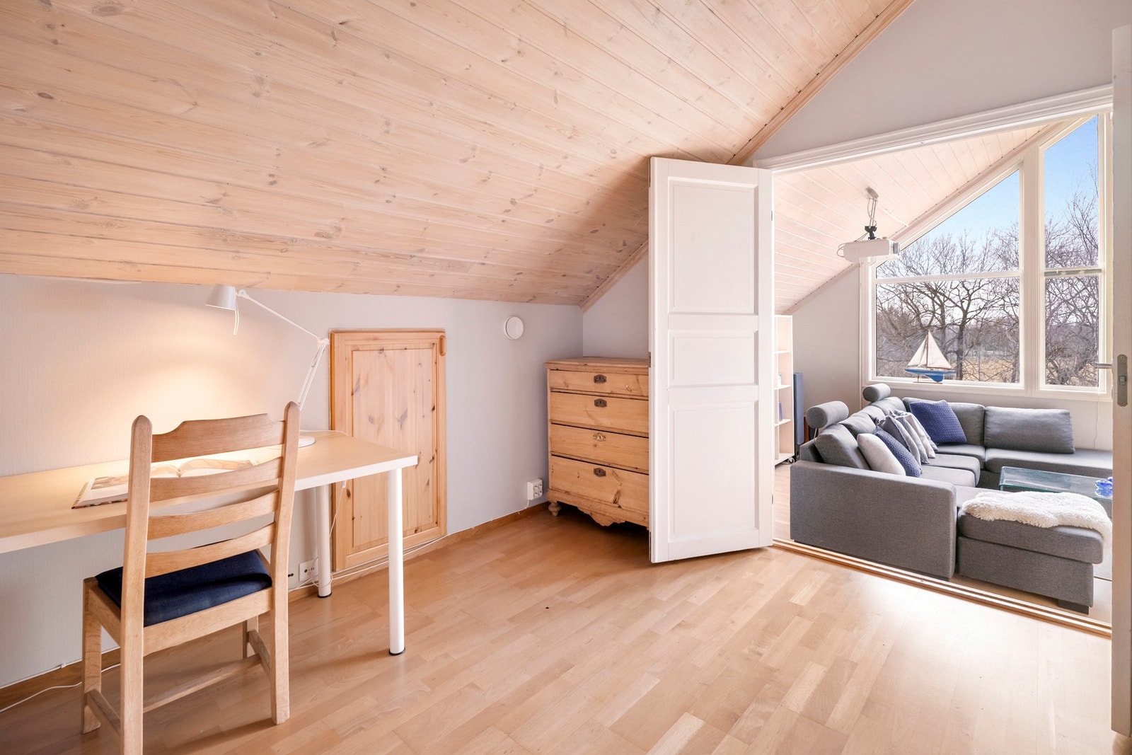 Trehimlingen i skråtaket bidrar samtidig til en varm og hyggelig atmosfære. Galleribilde