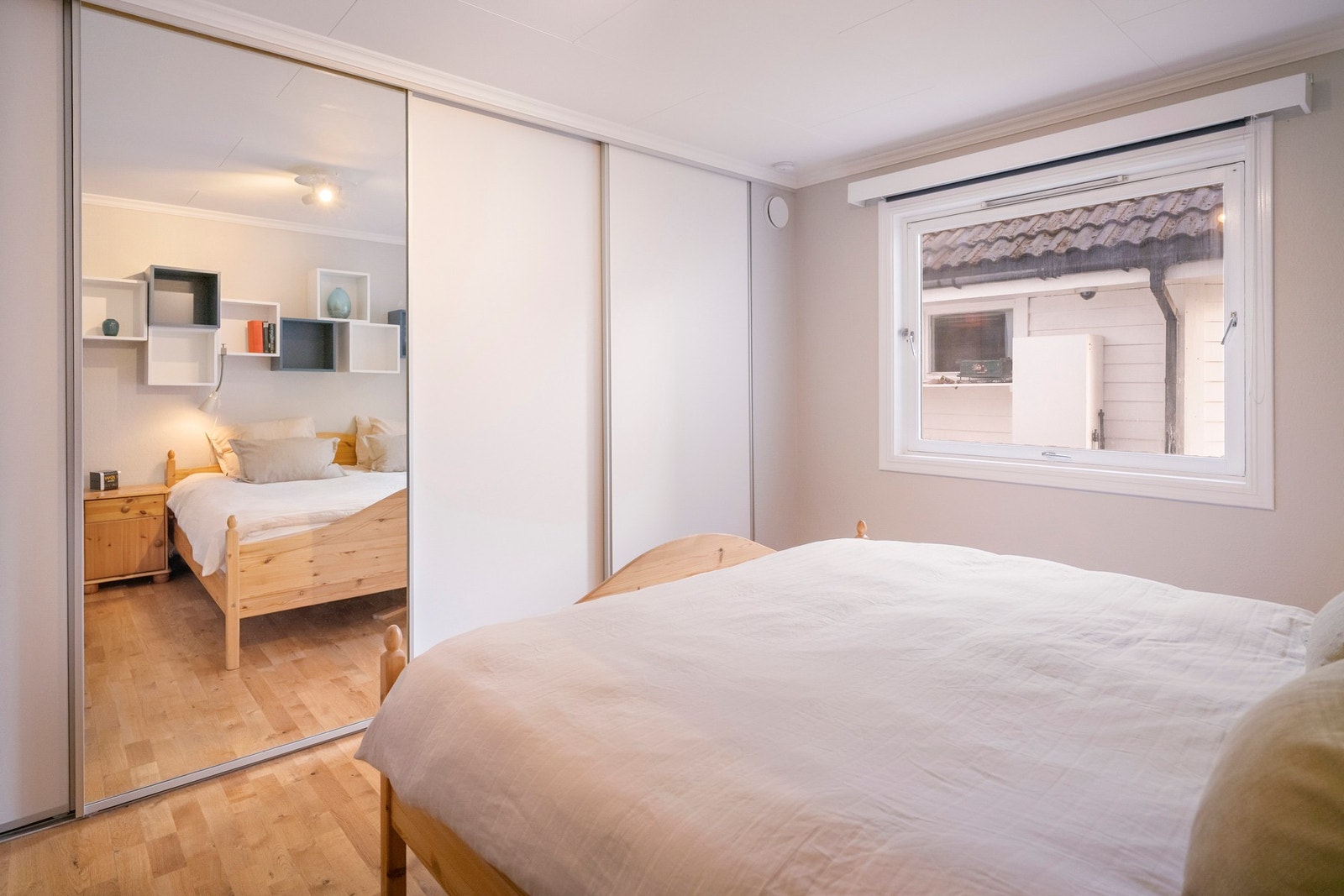 Flere av soverommene har også god plass til oppbevaring, noe som gjør rommene både praktiske og funksjonelle. Galleribilde
