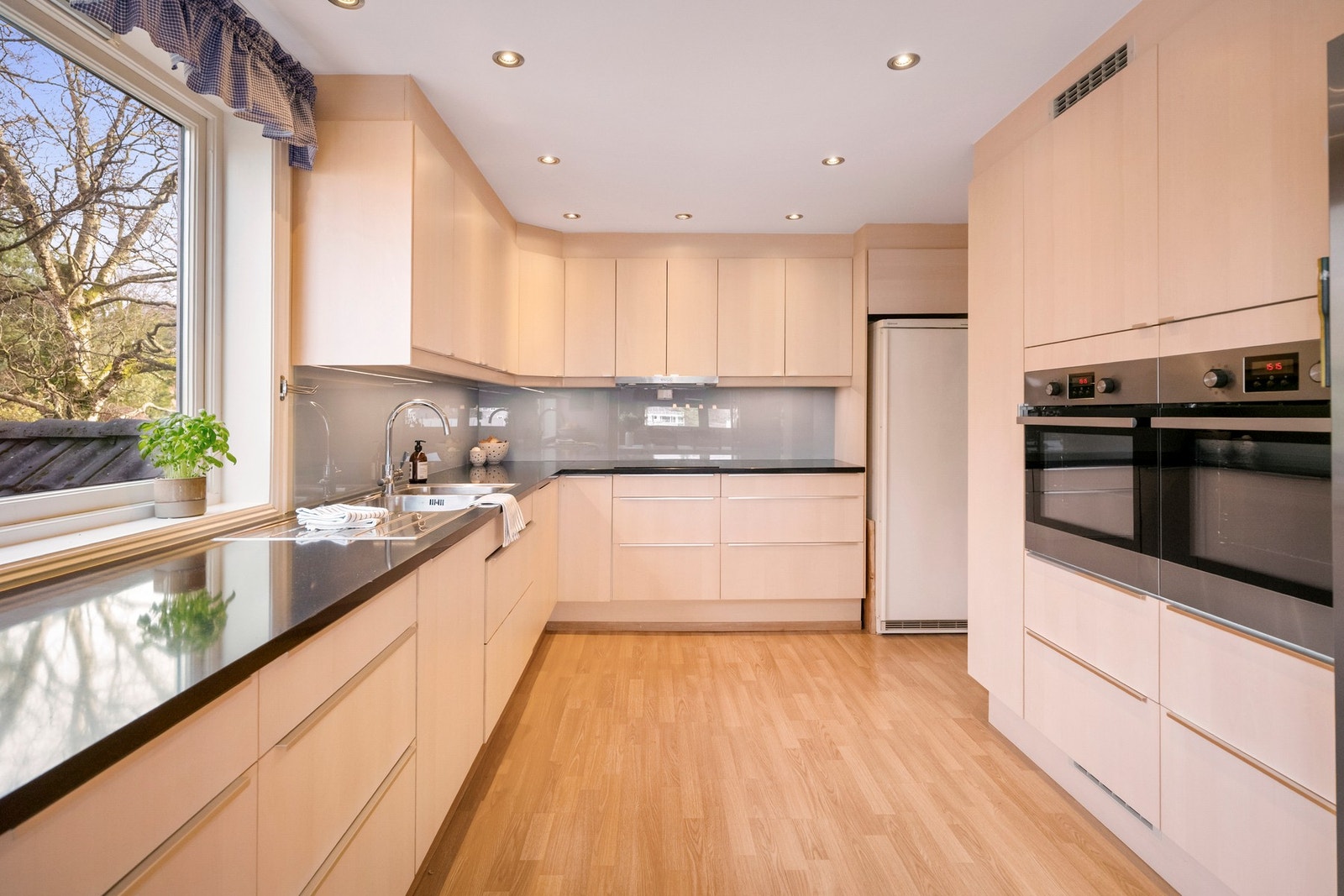 Kjøkkenet ble oppgradert i 2014 og fremstår moderne, stilrent og svært funksjonelt. Galleribilde