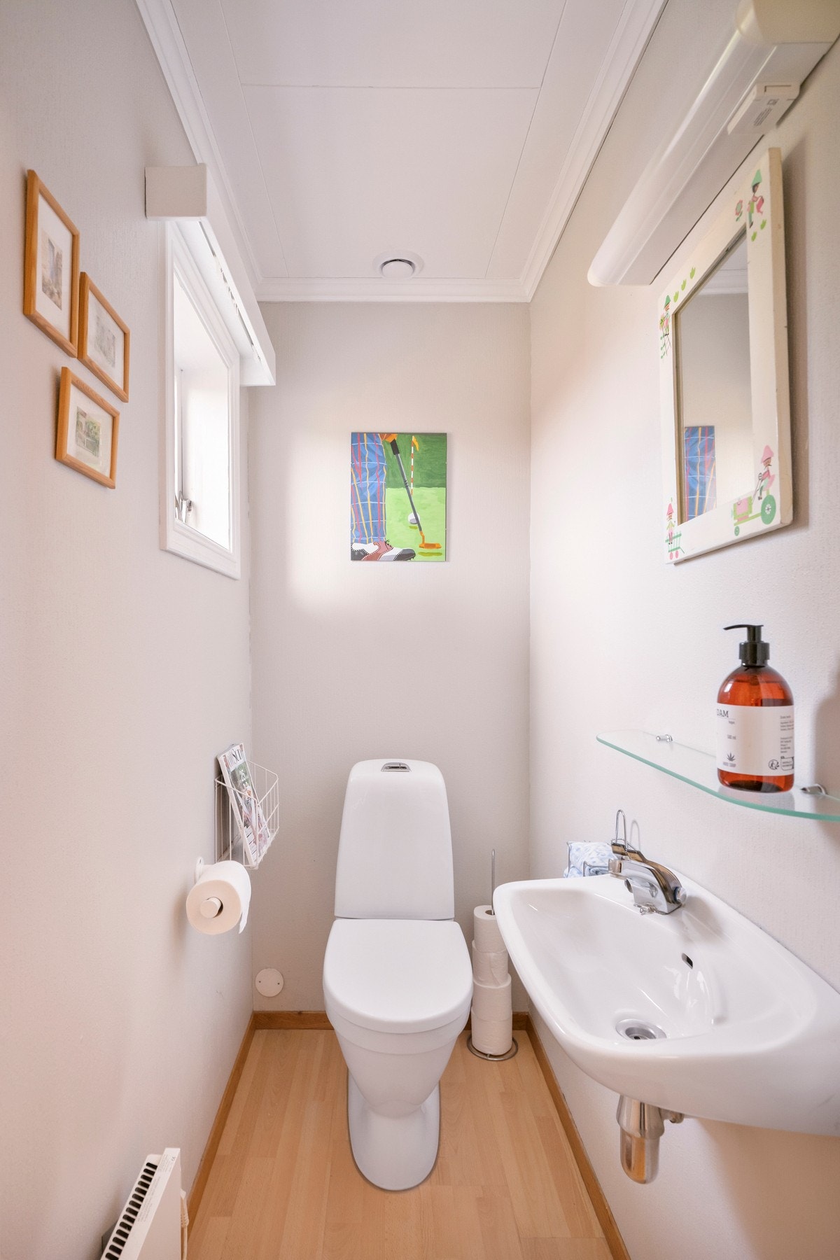 I tillegg finnes et separat gjestetoalett i boligen. Galleribilde