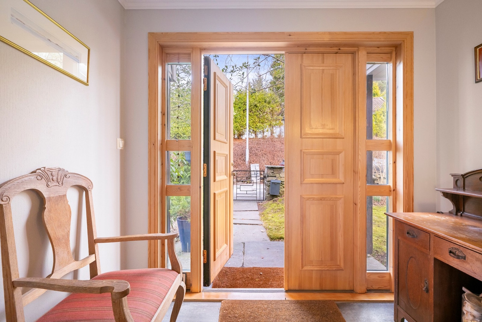 Boligen ønskes velkommen via en innbydende entré som gir et godt førsteinntrykk av hjemmet. Galleribilde