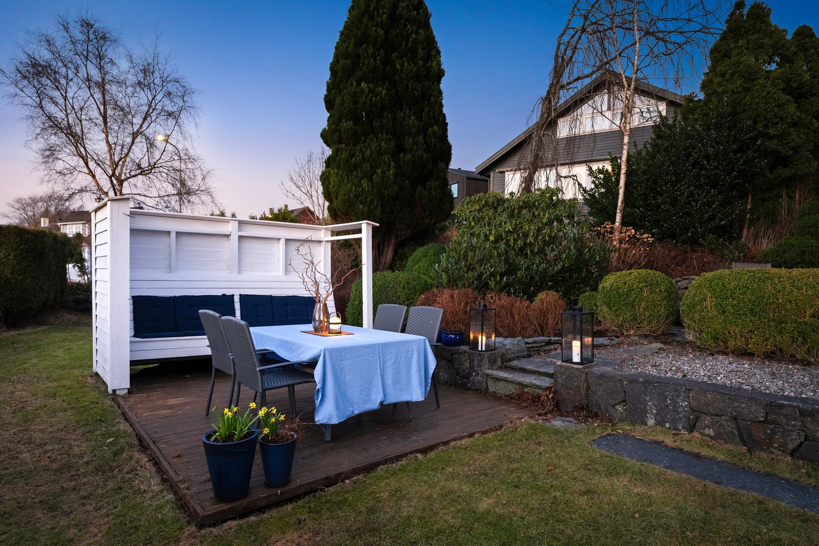 Her finnes blant annet bærbusker og en egen grillplass som danner en hyggelig ramme for sommermåltider og sosiale sammenkomster utendørs. Galleribilde