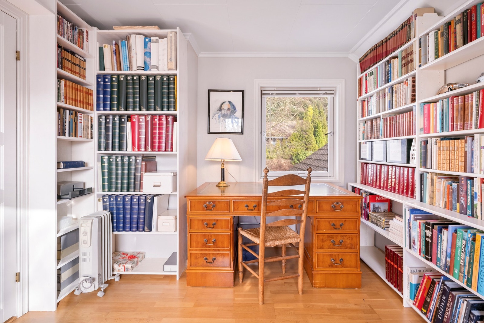 Rommet egner seg godt som hjemmekontor, leserom eller bibliotek. Galleribilde