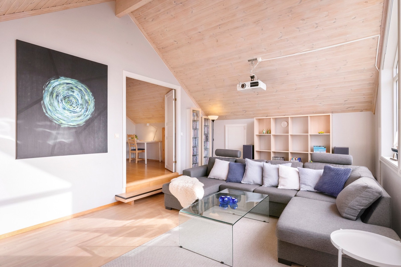 Den høye himlingen og de store vindusflatene gir rommet en fantastisk romfølelse med rikelig lysinnslipp og flott utsyn mot omgivelsene. Galleribilde