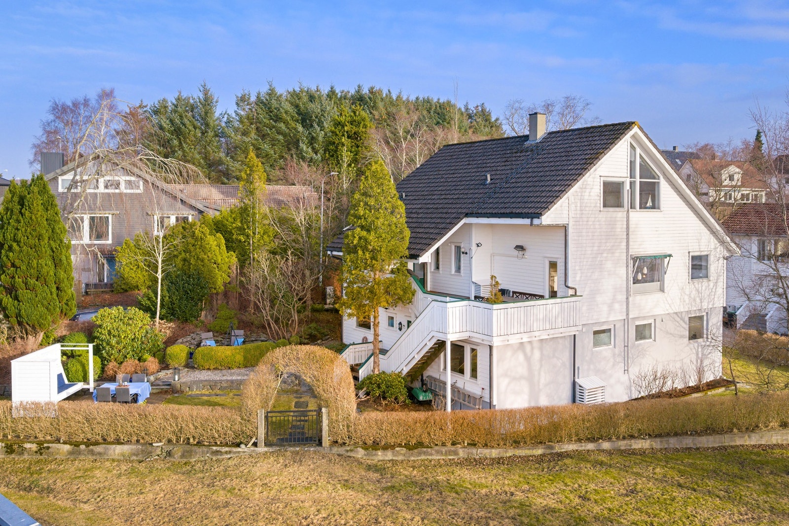Hagen er gjennom mange år utviklet til et grønt og trivelig uteområde med variert beplantning, hekker og flere naturlige soner for både lek, avslapning og sosiale sammenkomster. Galleribilde