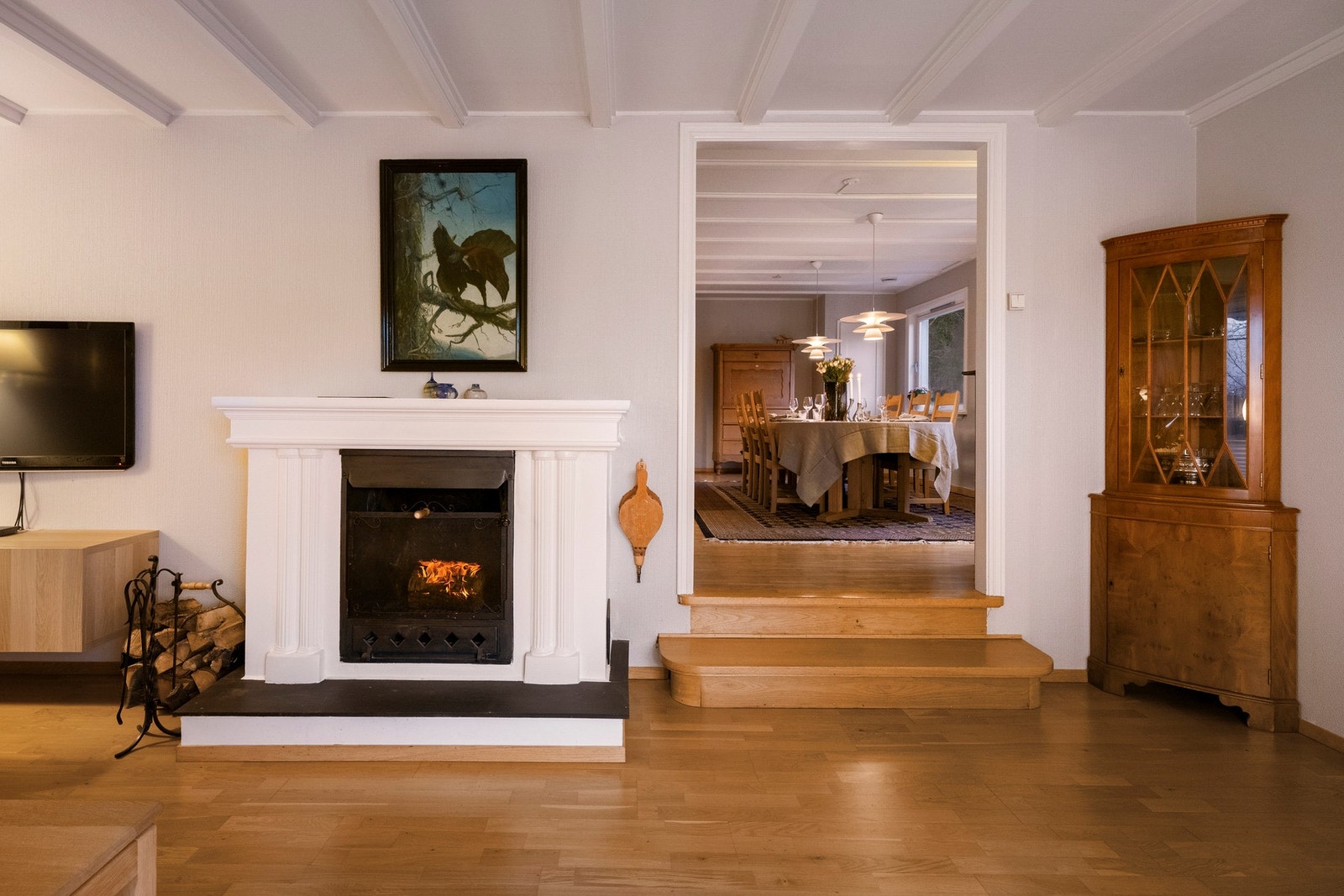 En flott stue med peis og god plass. Galleribilde