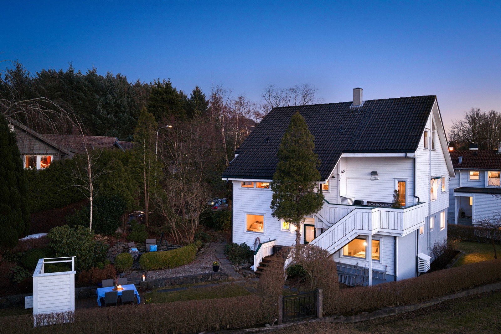 Boligen har en romslig og fleksibel planløsning med flere store oppholdsrom. Galleribilde