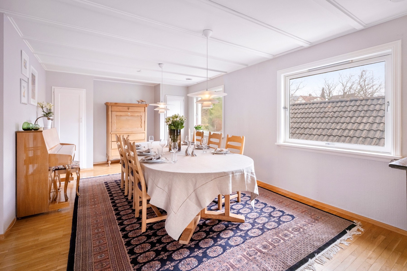 Rommet har god plass til spisebord og tilhørende møblement, og egner seg godt til både hverdagsmåltider og sosiale sammenkomster. Galleribilde