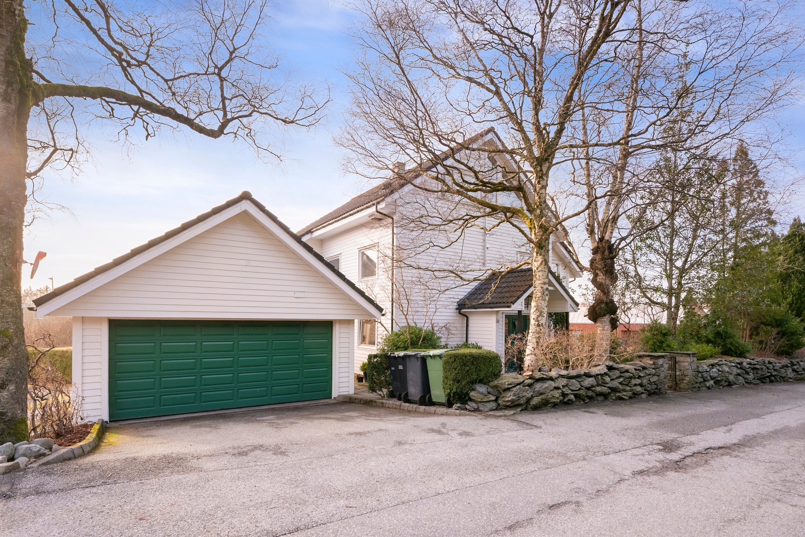 Eiendommen har dobbel garasje med god plass til 2 store biler, samt oppbevaring. Garasjen er innredet og delvis isolert, og er utstyrt med både kaldt og varmt vann. Galleribilde
