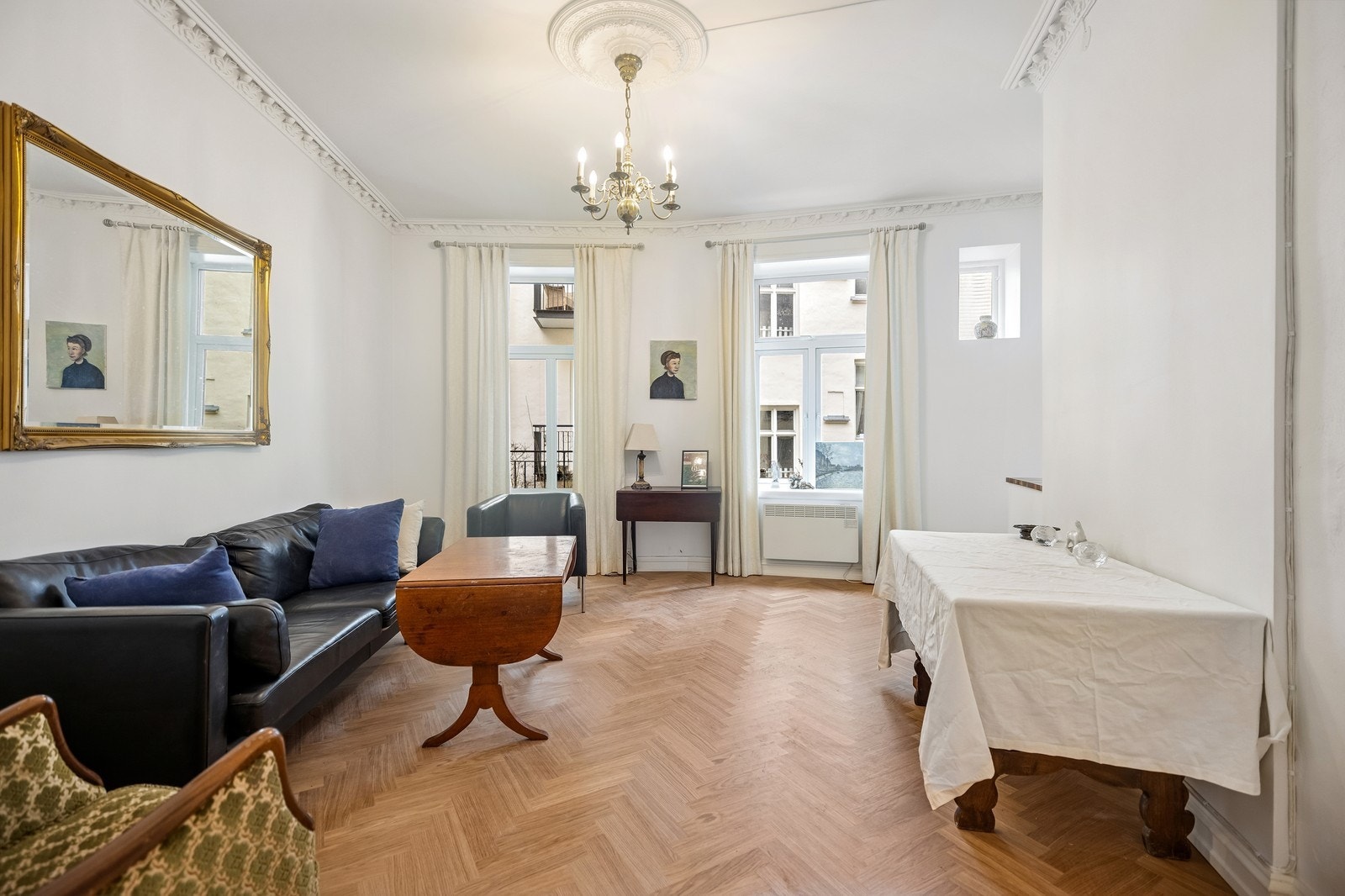 Romslig stue med utgang til balkong Galleribilde