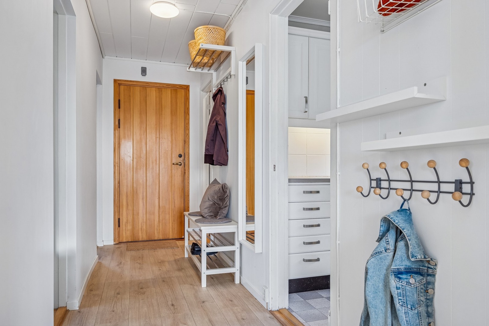 Lys og fin entré med god plass til oppbevaring og møblement. Galleribilde