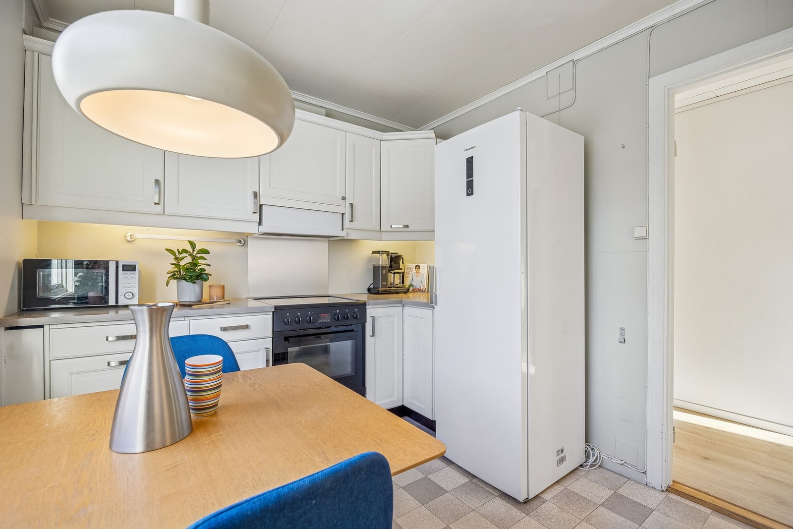 Kjøkkenet ligger tilbaketrukket fra stuen og har plass til en spisegruppe. Galleribilde