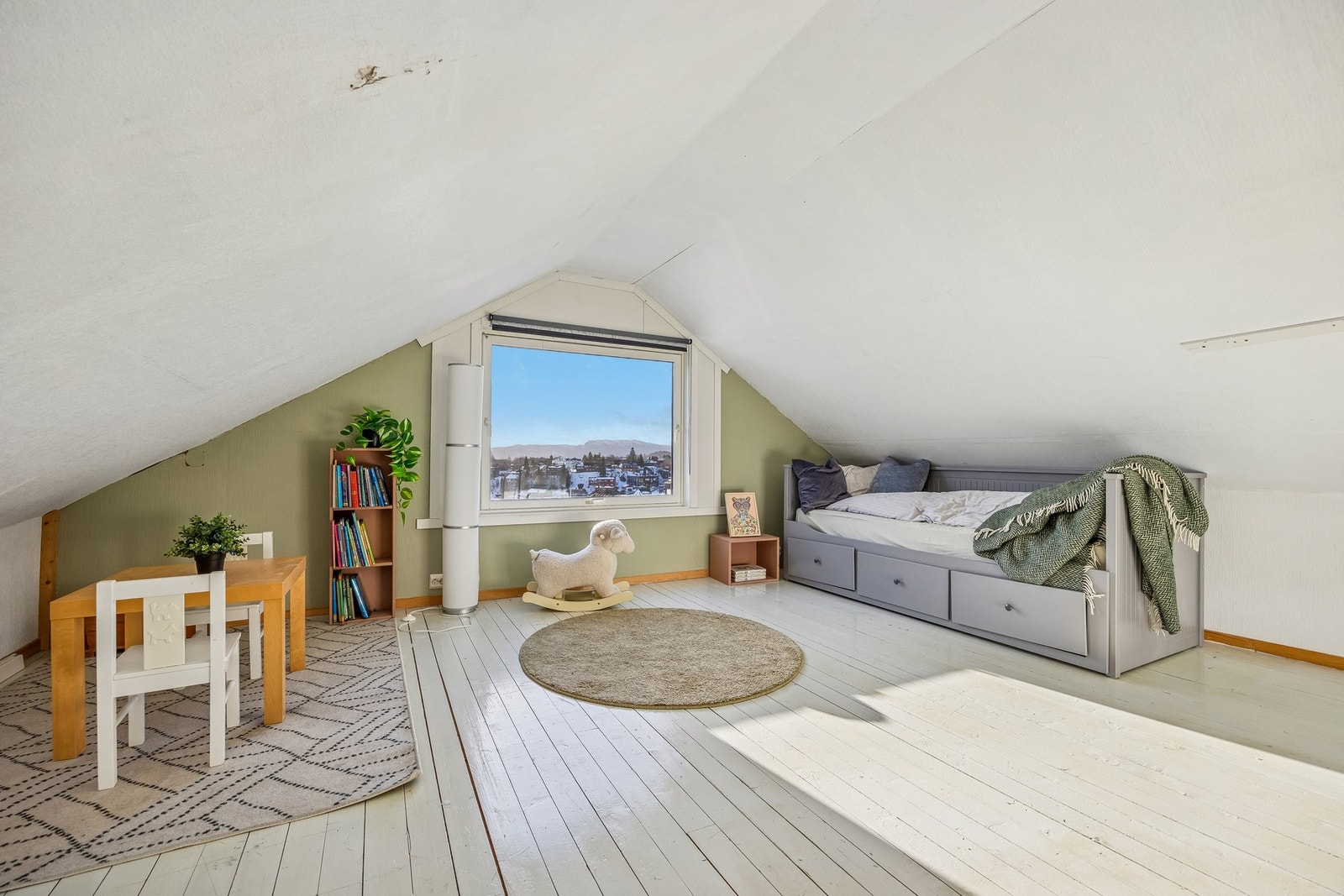 Stor innredet rom i loftetasjen på 14 kvm. Ikke godkjent for varig opphold. Galleribilde