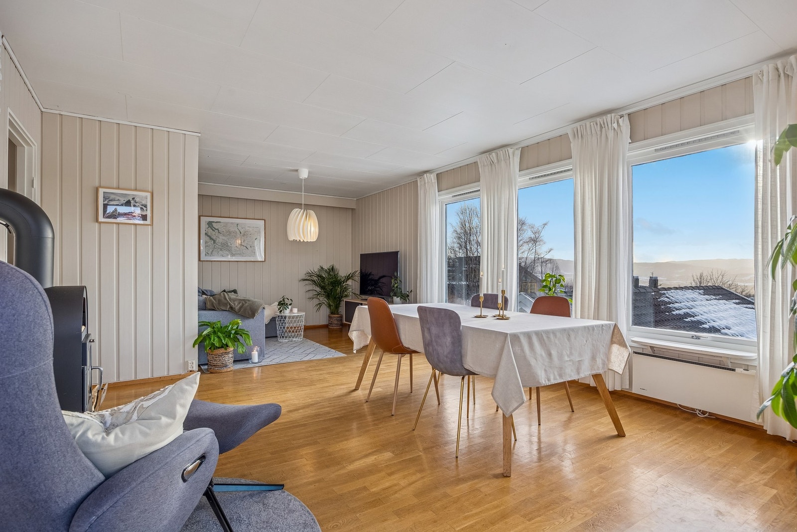 Stuen har en sosial planløsning som skaper naturlig plass til en større spisegruppe. Galleribilde