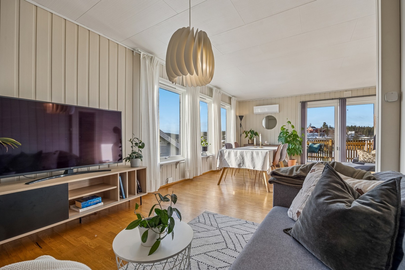 Stuen gir rom for både avslapning og underholdning, med plass til TV-løsning og et koselig sofamiljø. Galleribilde