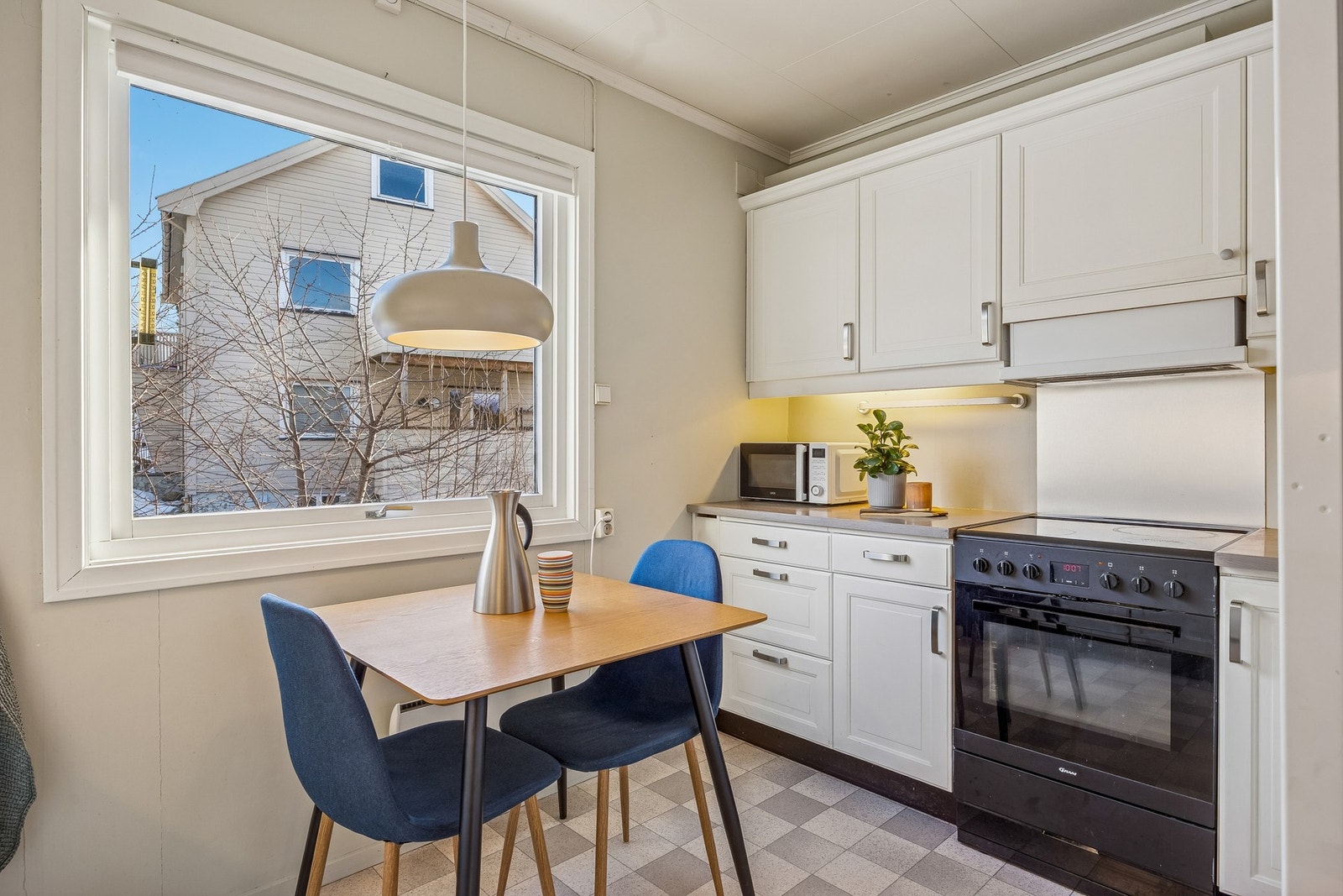 Praktisk kjøkken med god benkeplass og skapløsninger Galleribilde