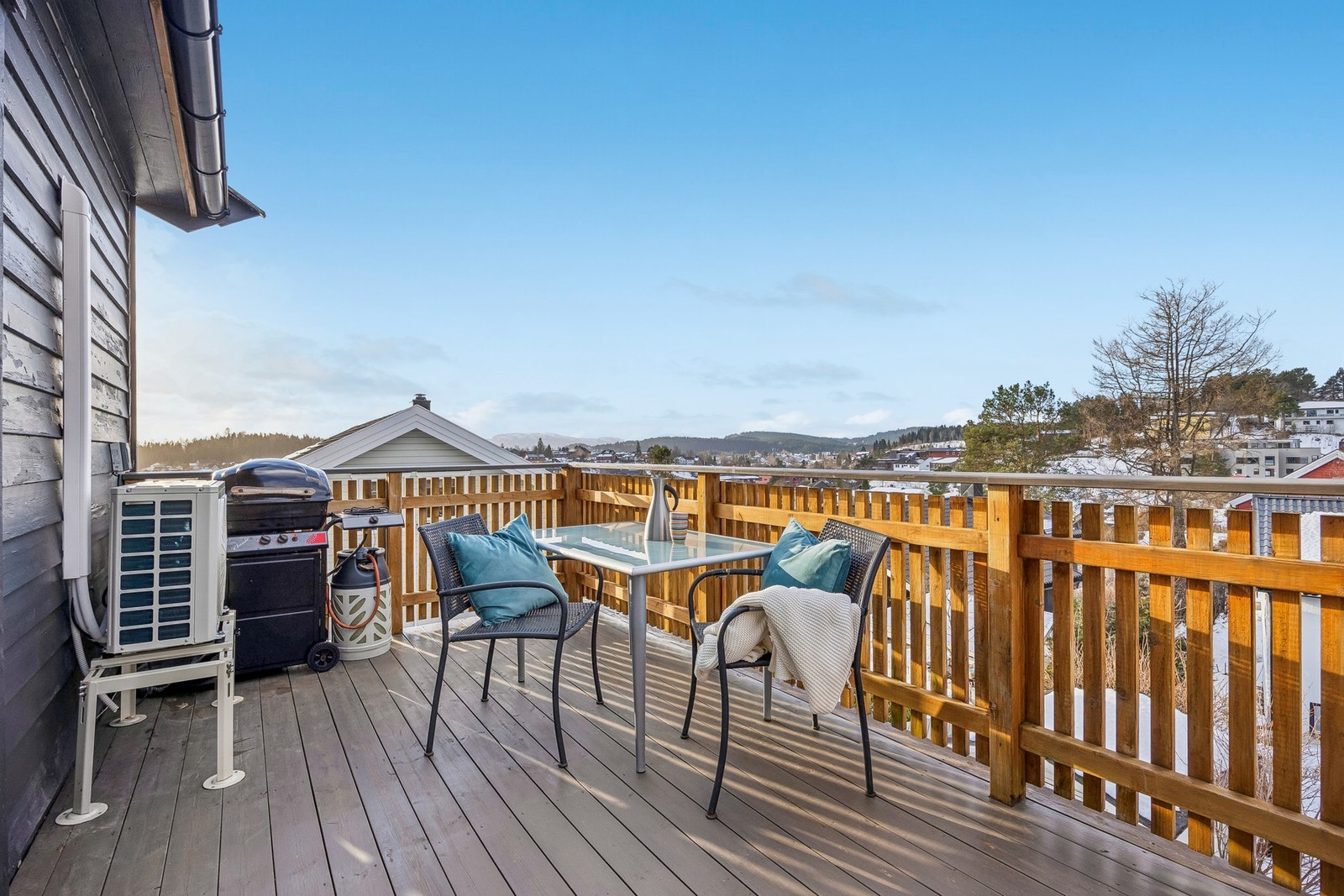 Fra balkongen har du utsikt mot velstelt og fint nabolag i rolige omgivelser. Galleribilde