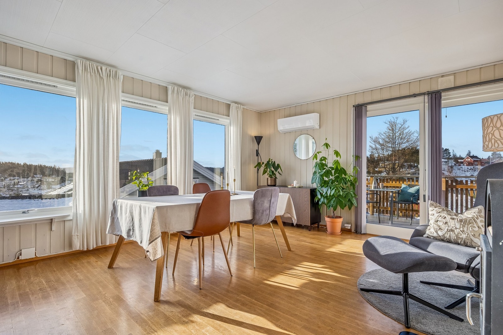 Stuen oppleves som lys og luftig. Store vindusflater gir godt med naturlig lysinnslipp. Galleribilde