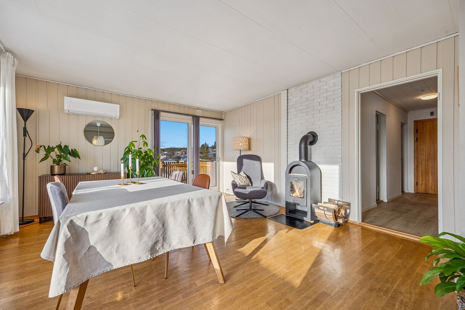 Stuen byr på peisovn, varmer godt og skaper en lun atmosfære på kalde vinterdager. Galleribilde