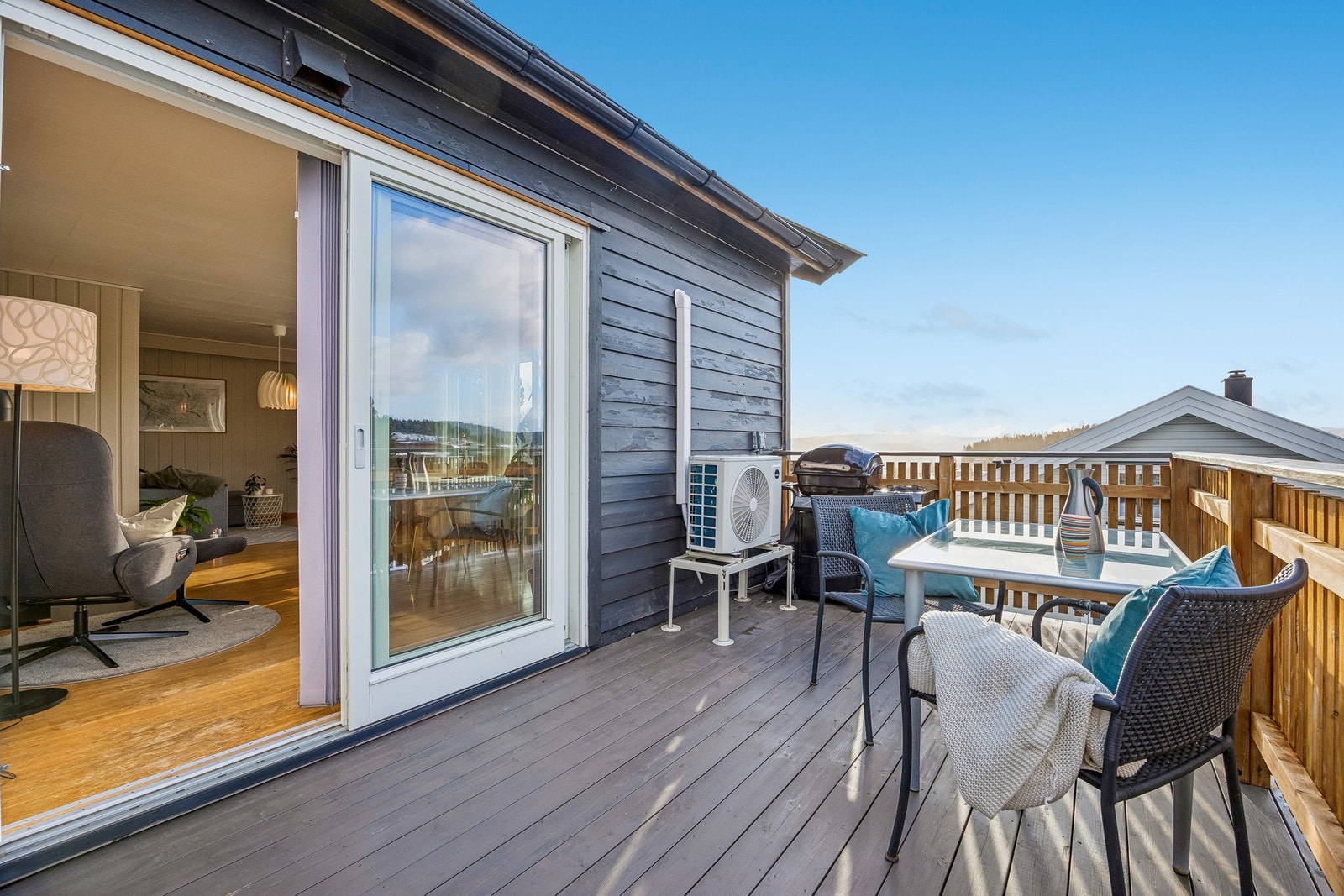 Balkongen er 10,5 kvm. og har nydelige utsiktsforhold. Her får du sol fra morgenen til kveld på sommerstid! Galleribilde