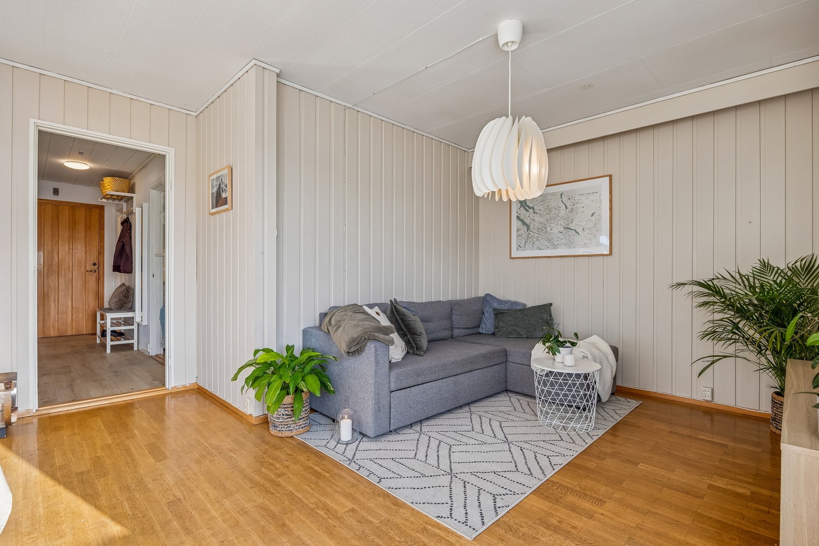 Det er god plass til sofa med tilhørende møblement. Galleribilde