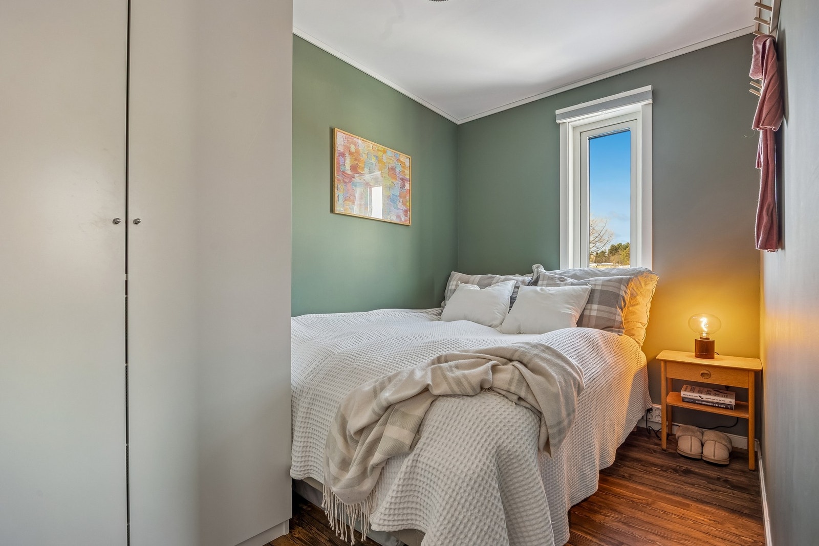 Lyst og fint soverom, kan enkelt møbleres etter ønske og behov. Galleribilde