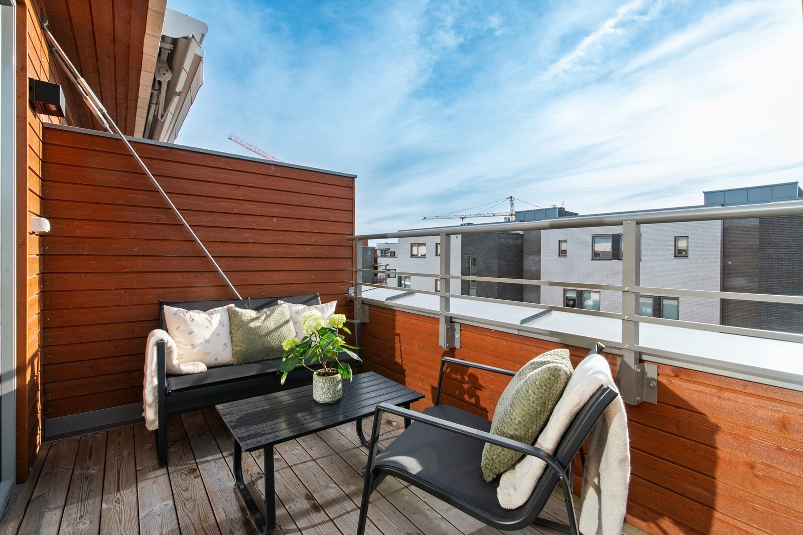 Balkongen er romslig på hele 7 m² med rikelig plass til sittegrupper. Galleribilde