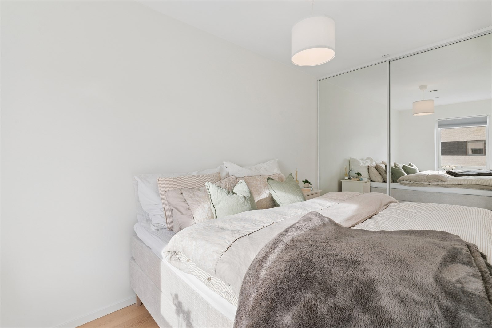 Soverommet har plassbygde garderobeskap med praktiske skyvedører og speilfront. Galleribilde