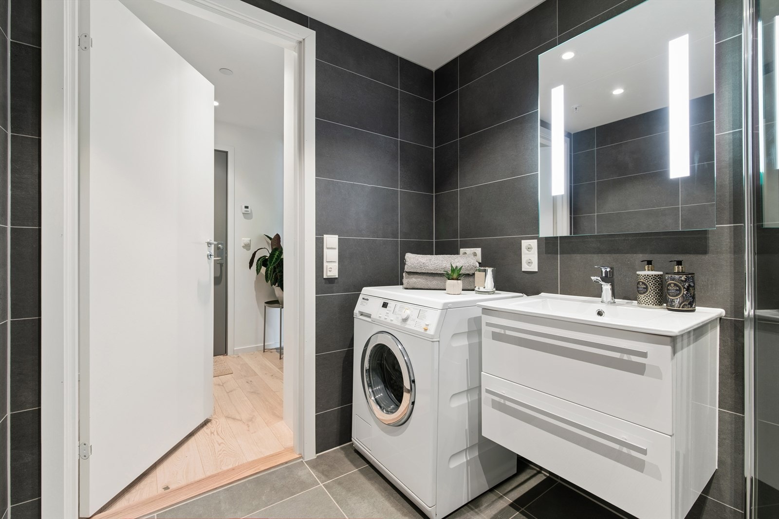 Pent flislagt bad med varmekabler. Galleribilde