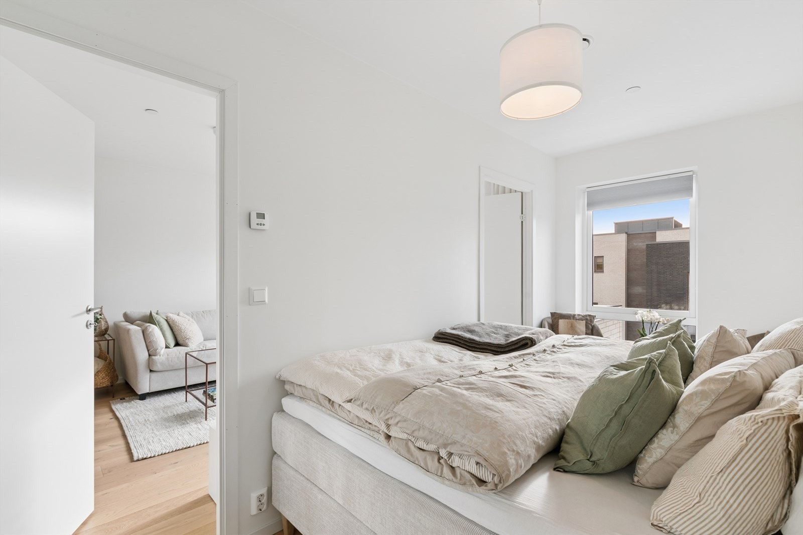 Romslig soverom med plass til dobbeltseng og nattbord. Åpen løsning mot stuen gir en luftig romfølelse. Galleribilde