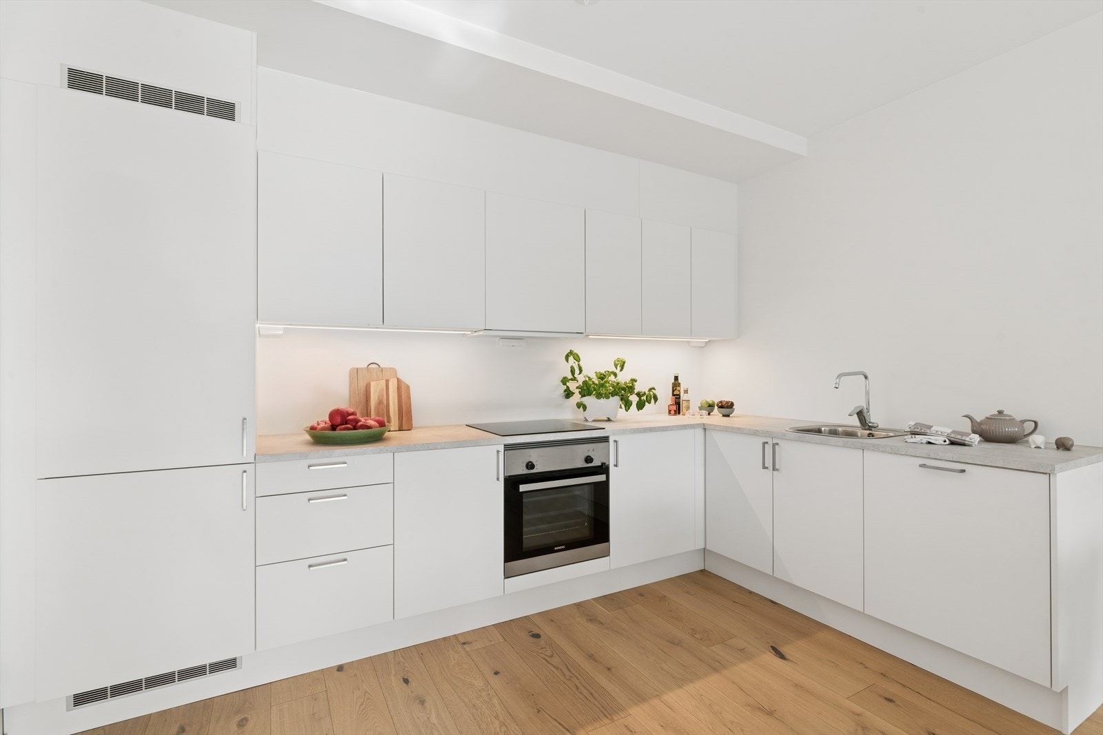 Her får du et godt utstyrt kjøkken med integrert induksjon platetopp, stekeovn og oppvaskmaskin. Galleribilde