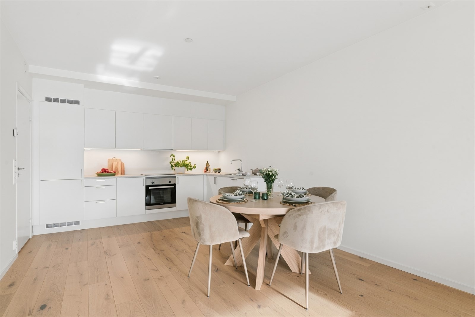 Åpen stue-/kjøkkenløsning som gir en luftig og sosial romfølelse. Galleribilde