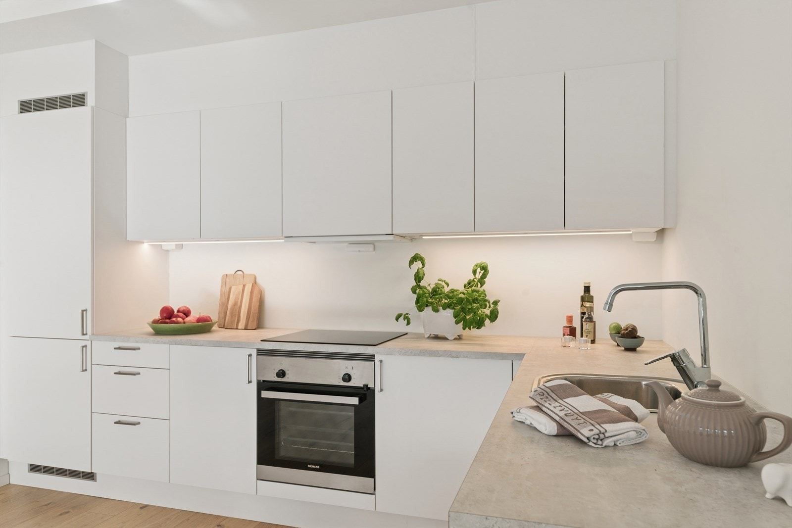 Det er god benk og skapplass- her har du et kjøkken hvor du kan lage gode måltider. Galleribilde