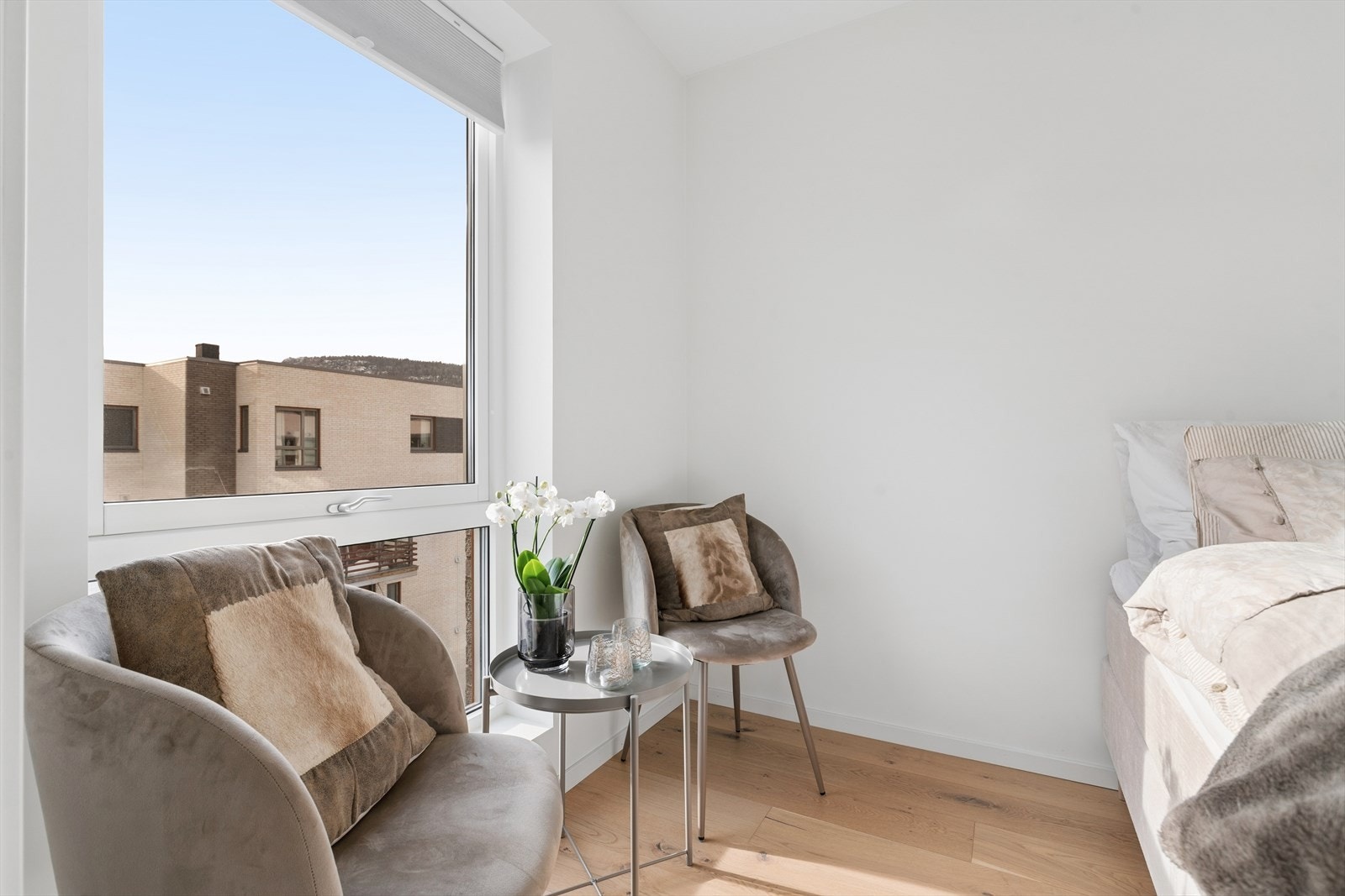 soverommet har store vindusflater som slipper inn godt med dagslys. Galleribilde