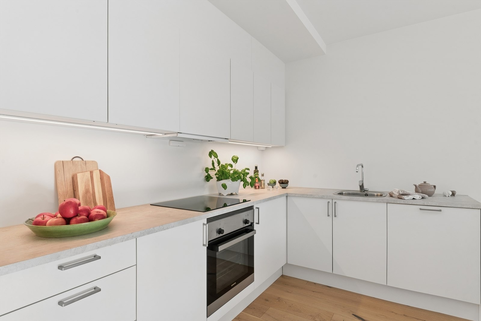 Benkeplaten er av laminat og det er installert både lekkasjestopper og komfyrvakt. Galleribilde