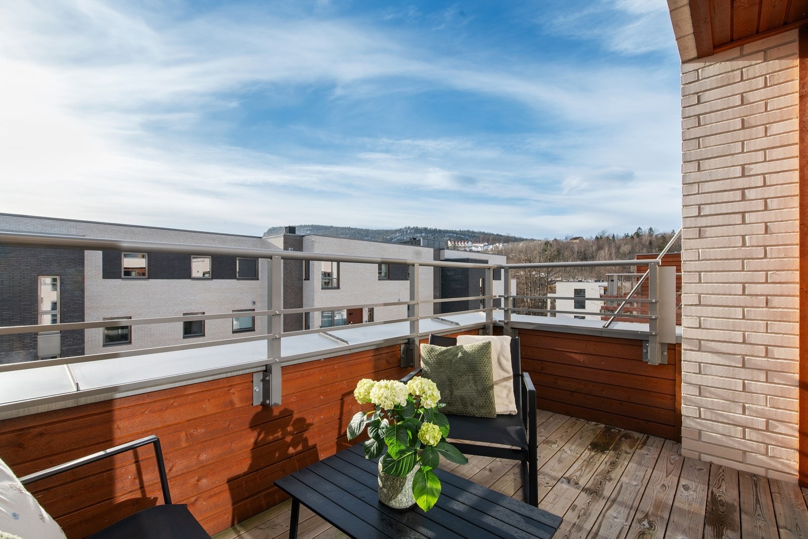 Balkongen byr på gode solforhold og fin utsikt. Galleribilde