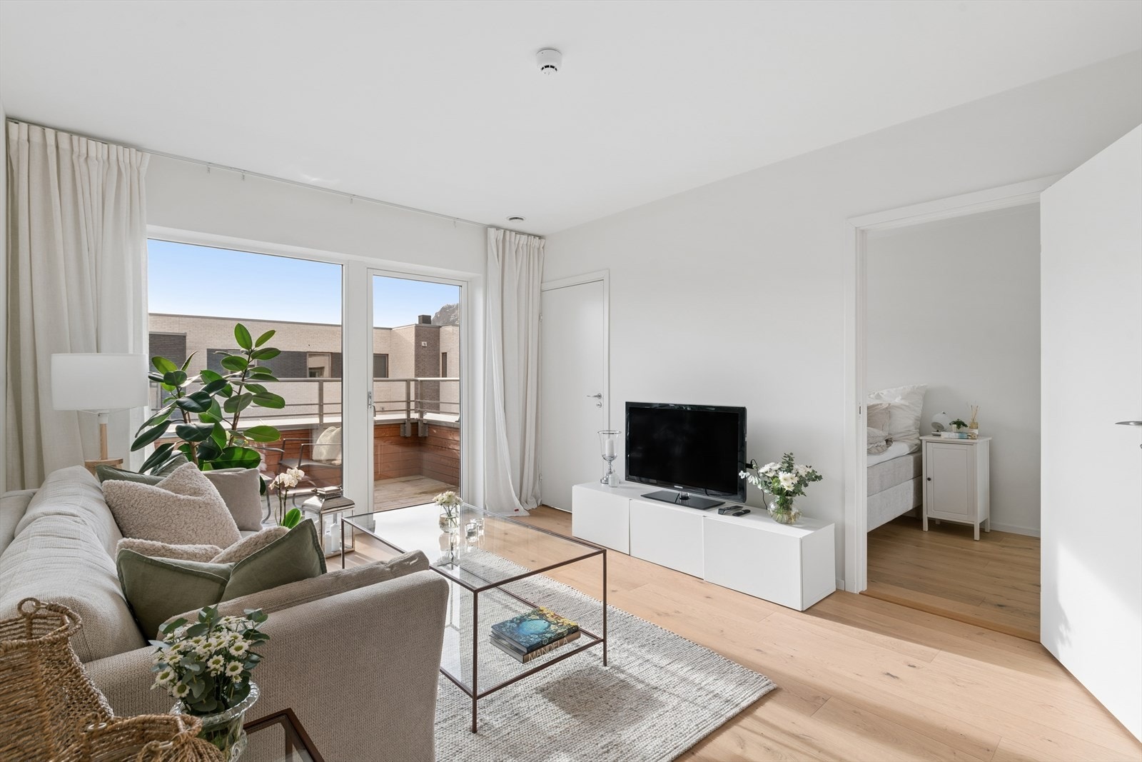 Generøse vindusflater gir godt med naturlig lys. Galleribilde