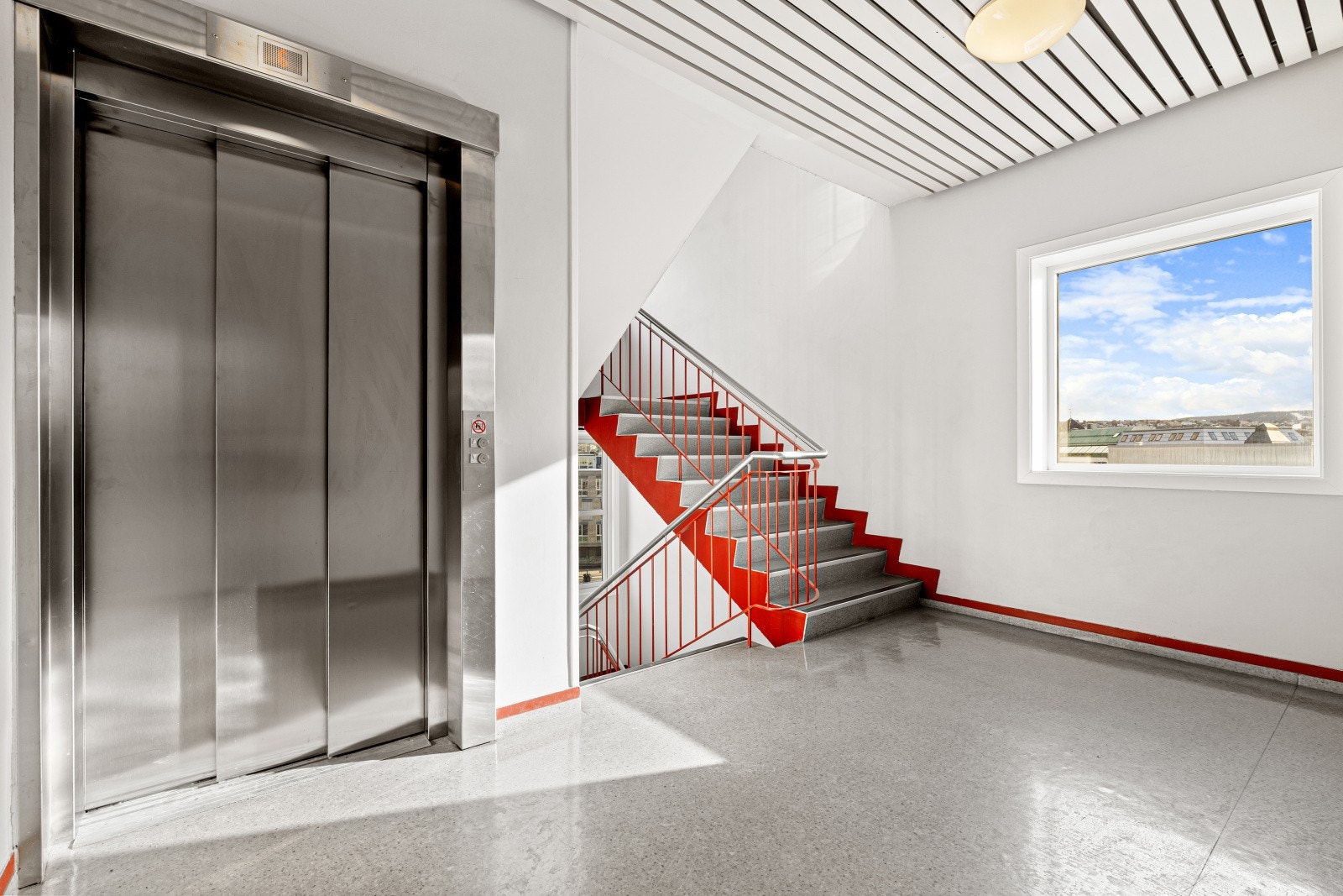 Det er heis i bygget, noe som gir enkel adkomst til takterrasse og bod i kjeller. Galleribilde