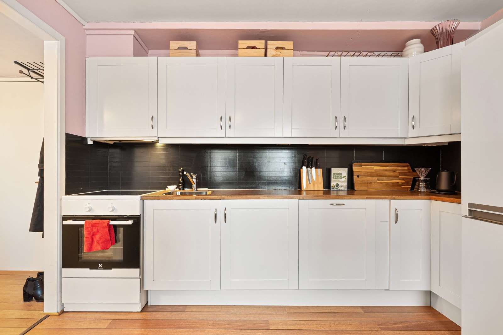 Påkostninger gjort siste årene: Vinduene er byttet (2017/2018), Inngangsdør byttet (2025), Ny oppvaskmaskin (2025), Malt leilighet (2023 og 2025) Galleribilde