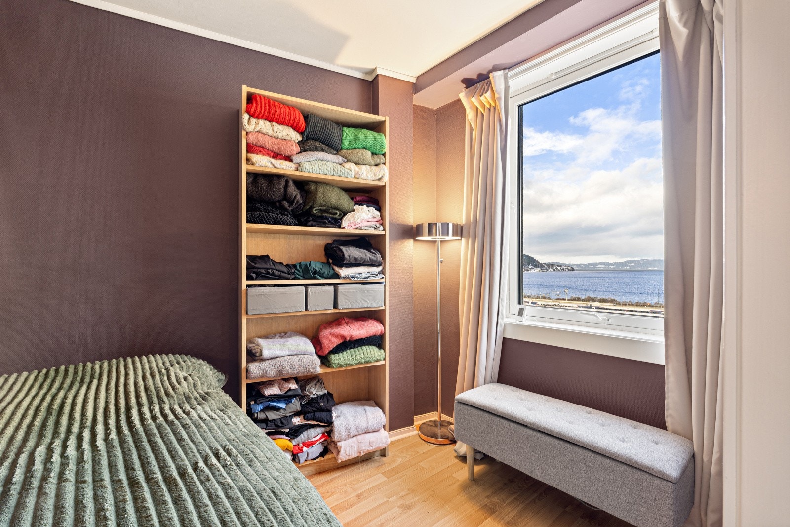 Det er mulig å lage en enkel garderobeløsning og legge opp til kontor i hjørnet. Galleribilde