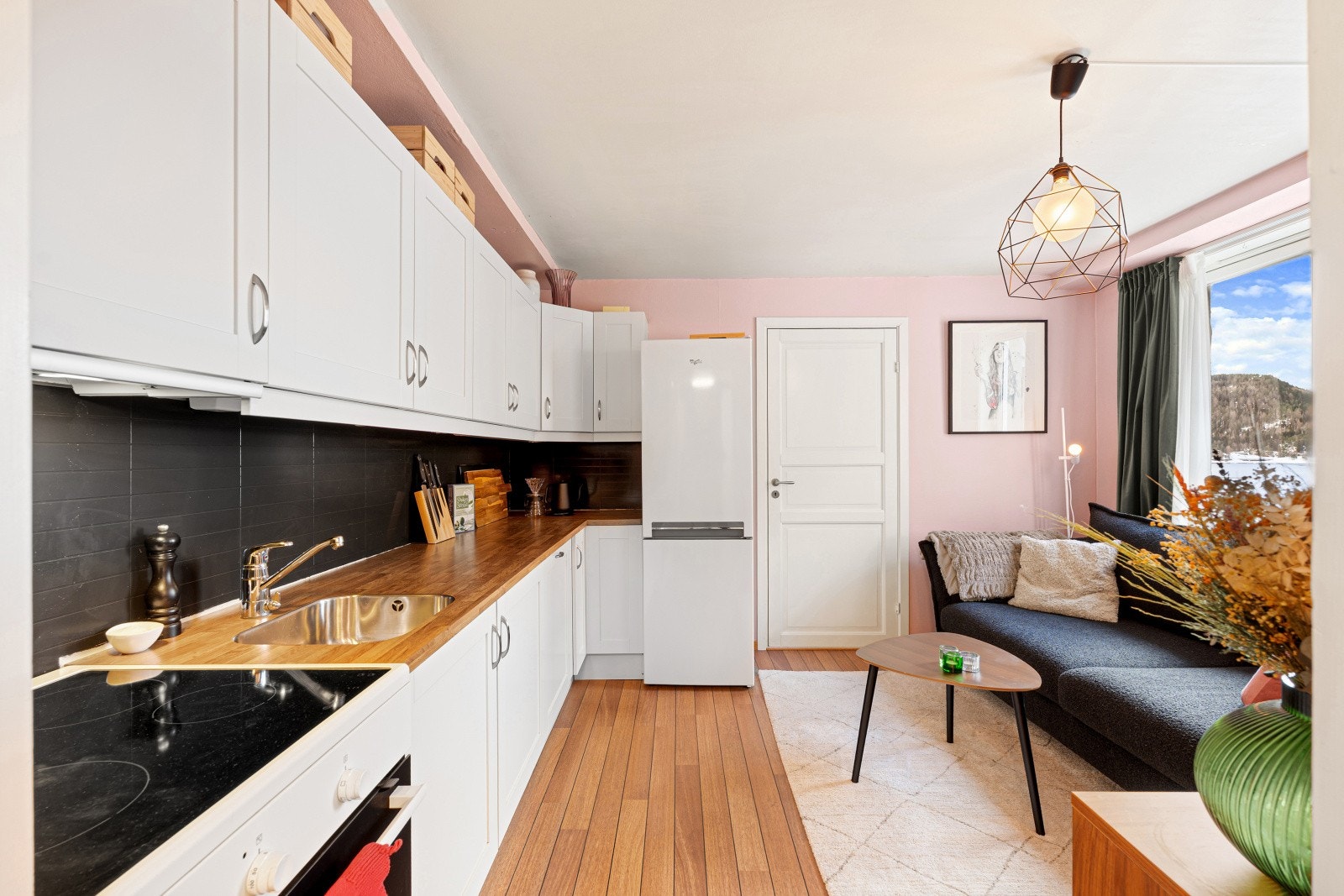 Velkommen til Sandgata 2, en pen og praktisk 2-roms leilighet i 6. etasje med fantastisk sjøutsikt. Galleribilde